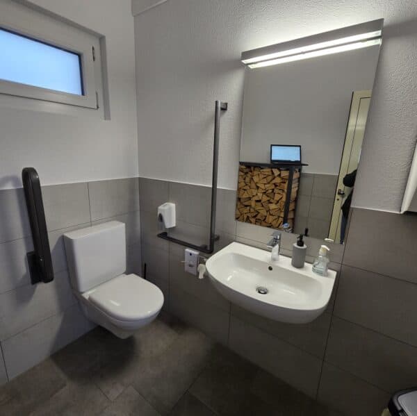Rollstuhlgerechte WC-Anlage, B 160 x T 90 cm