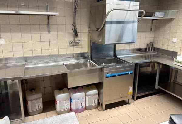 Haubenspülmaschine Meiko EcoStar 545 inkl. Zu- und Wegführtisch
