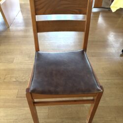 Stuhl I Holzstuhl mit Lederkissen I 20 STK für CHF 580.00