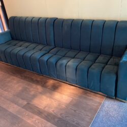 Sitzbank mit Stoffüberzug Samt türkis, B 160 x T 79 x H 100 I Total 17 STK, Stückpreis CHF 130.00