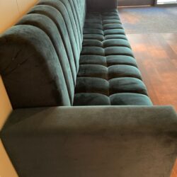 Sitzbank mit Stoffüberzug Samt türkis, B 160 x T 79 x H 100 I Total 17 STK, Stückpreis CHF 130.00 – Bild 3