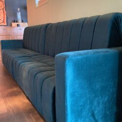 Sitzbank mit Stoffüberzug Samt türkis, B 160 x T 79 x H 100 I Total 17 STK, Stückpreis CHF 130.00 – Bild 4