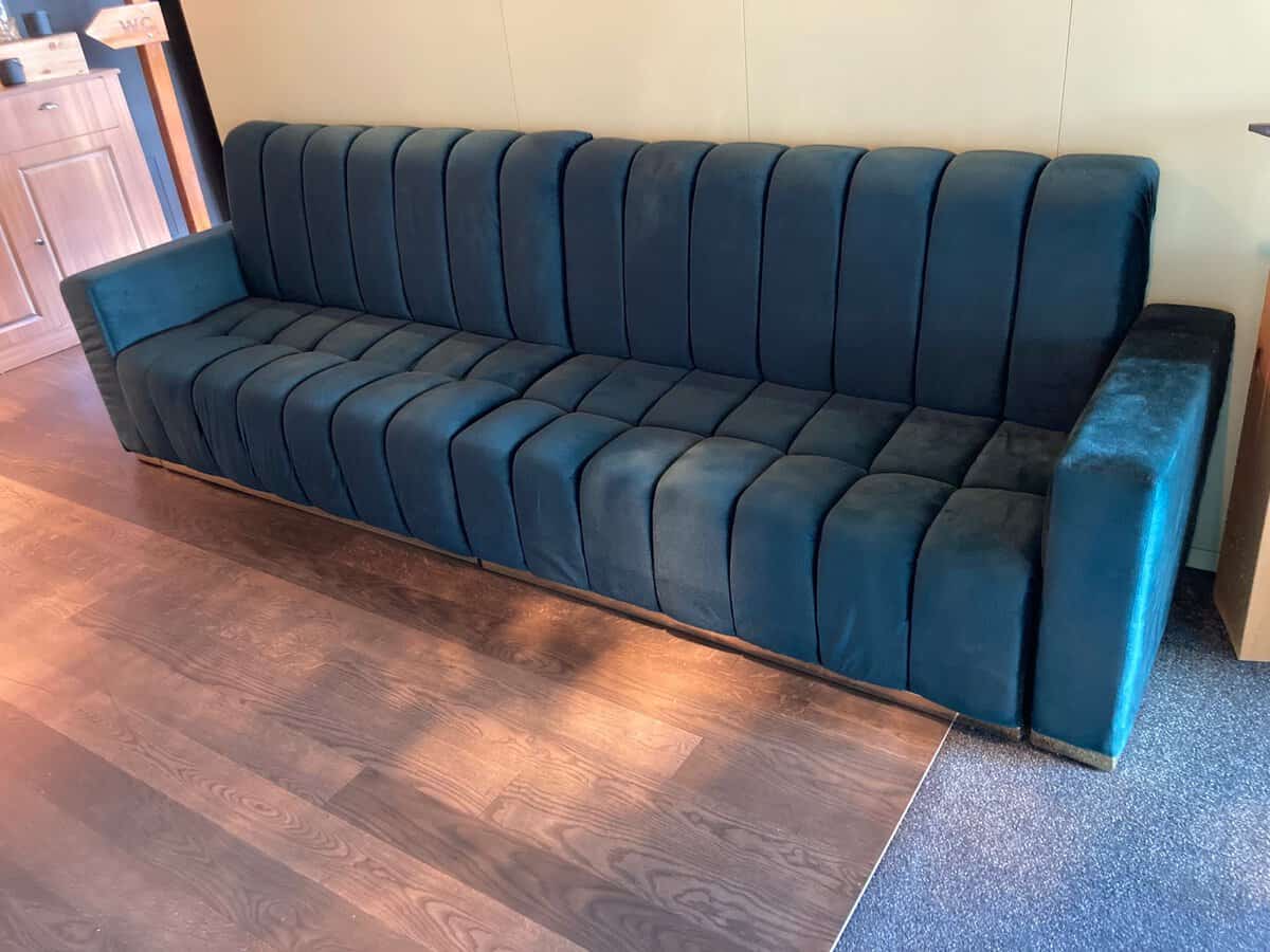 Sitzbank mit Stoffüberzug Samt türkis, B 160 x T 79 x H 100 I Total 17 STK, Stückpreis CHF 130.00