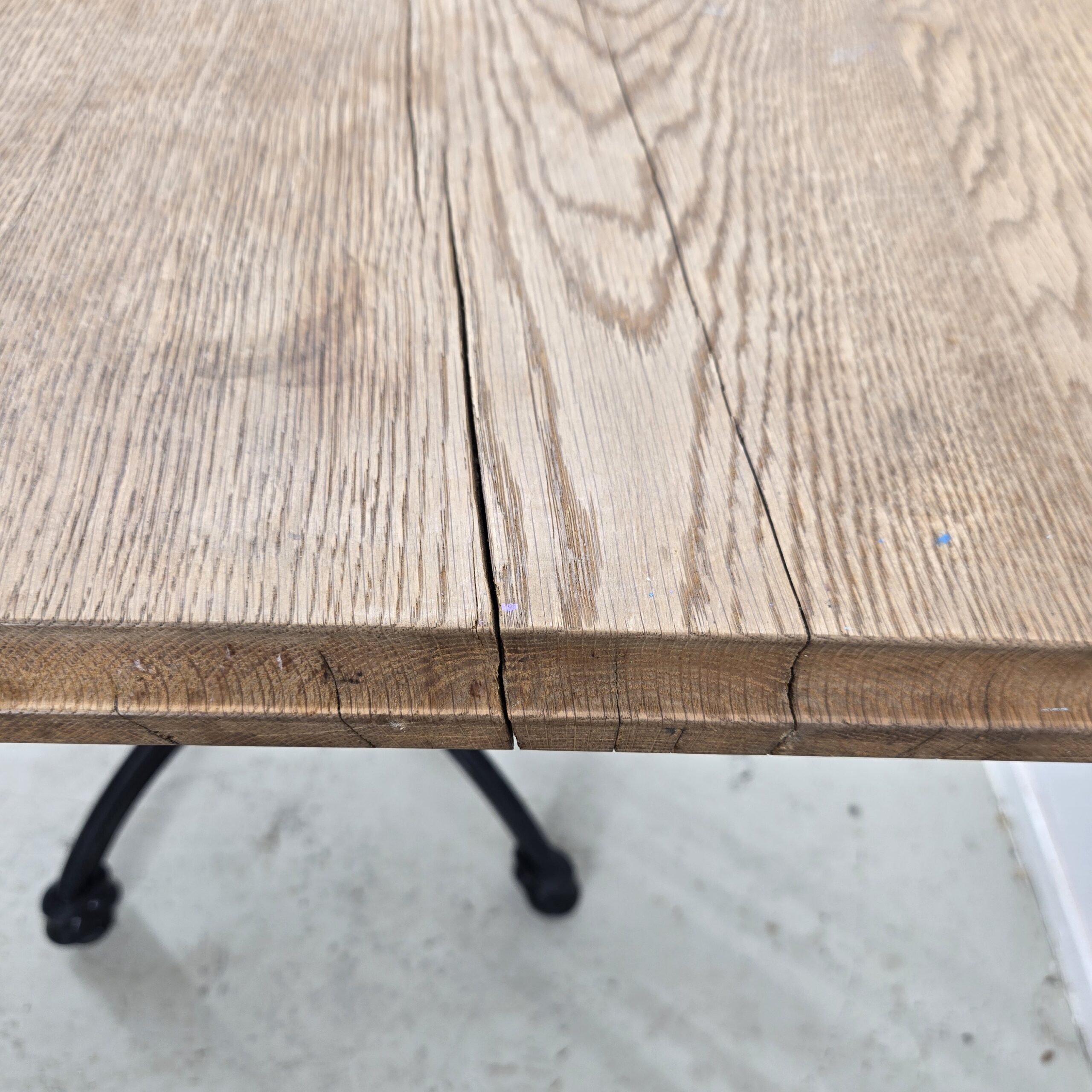 Tisch Massivholz mit Gusseisenbein, B 75 x T 70 x H 73 cm – Bild 4